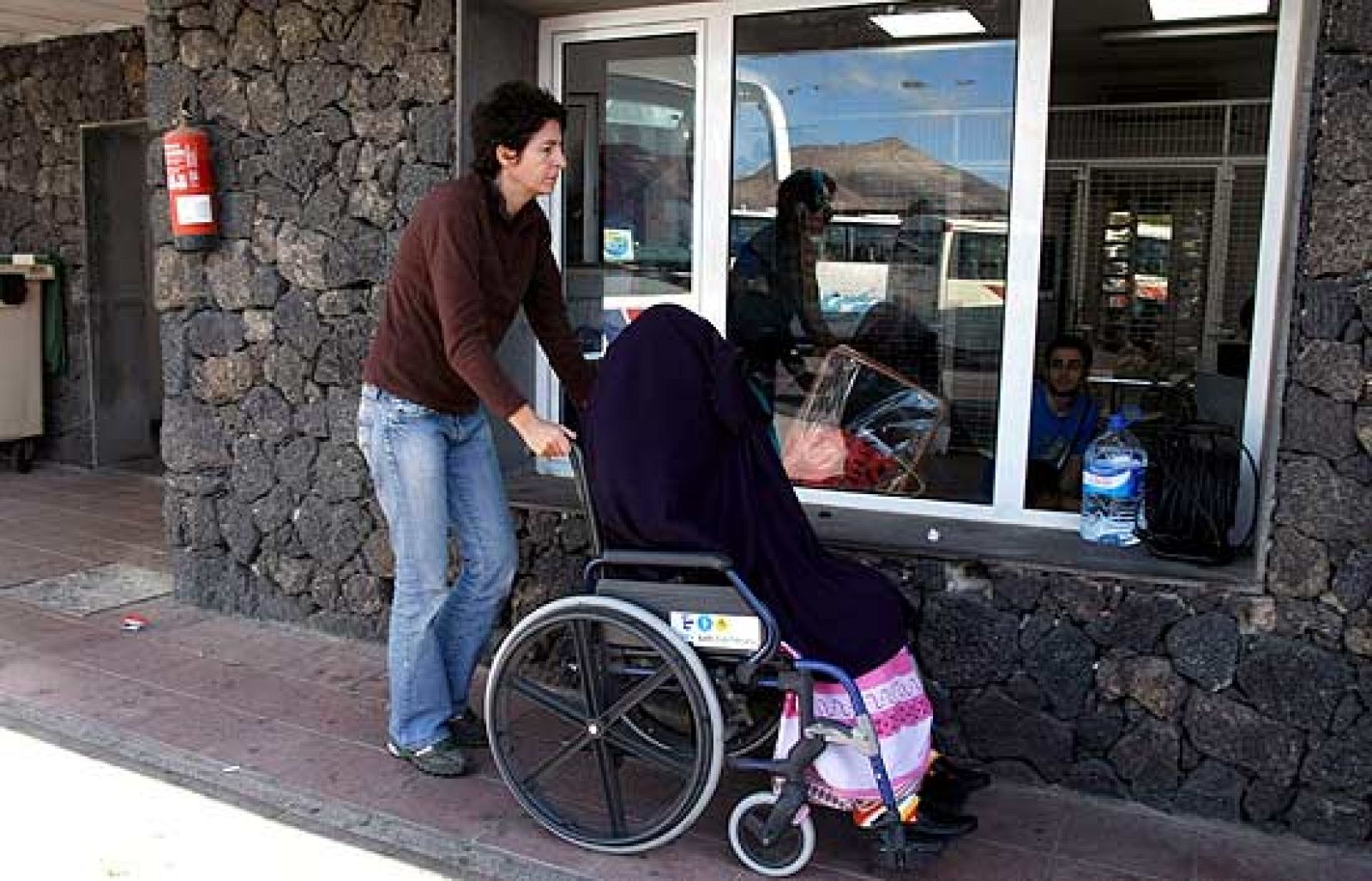  El Gobierno estudia las vías legales existentes para que Aminatu Haidar pueda ser alimentada. 