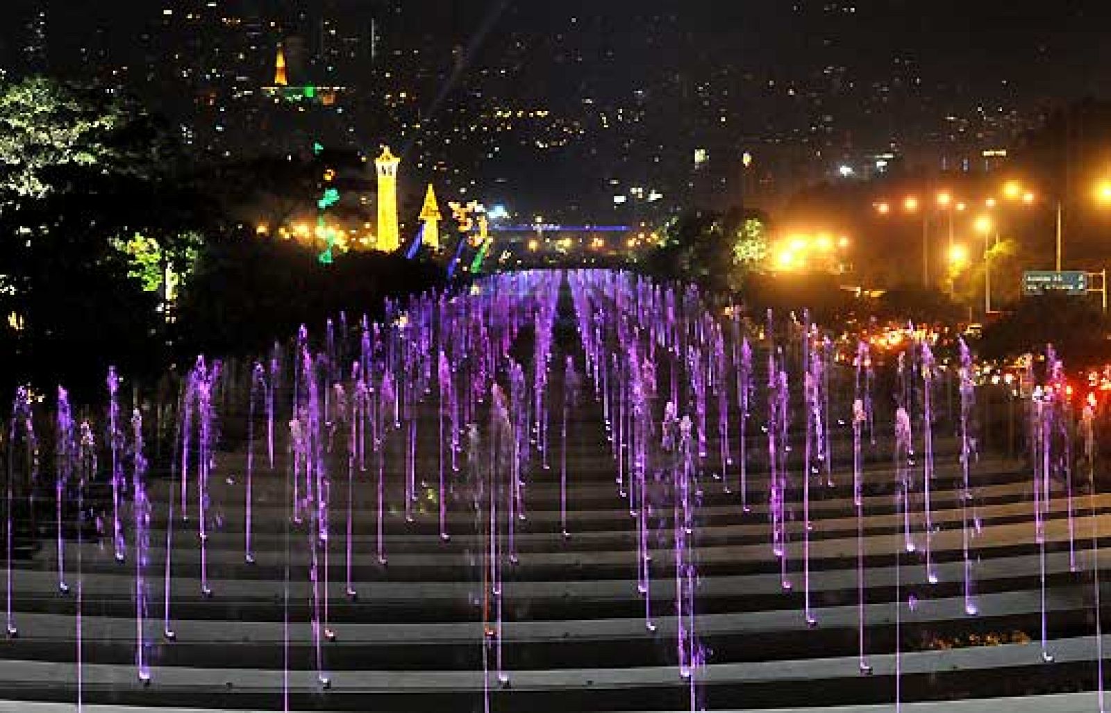  En Medellín, Colombia, el impresionante alumbrado navideño hace que sus vecinos puedan olvidarse durante unos días del narcotráfico y la violencia. Sufren 2.000 asesinatos al año (06/12/09).