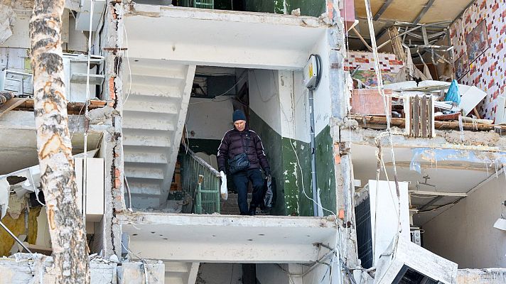 Telediario 2 - Rusia sigue atacando ciudades del norte y el sur de Ucrania