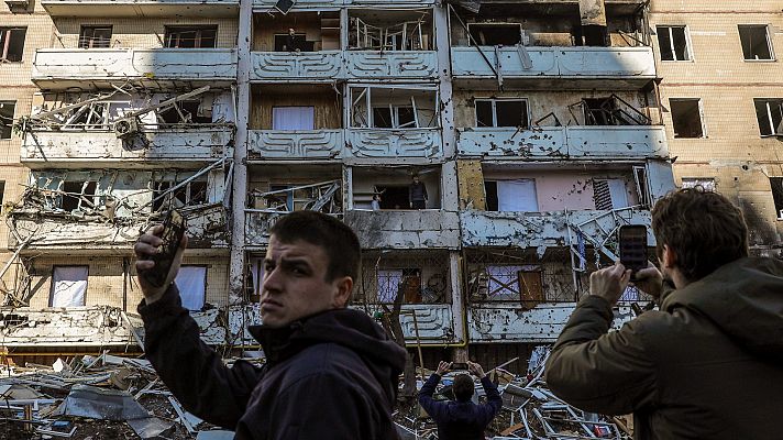 La noche en 24h - Miguel Ángel de la Fuente, reportero gráfico de TVE en Kiev habla del "terror, la angustia y el sufrimiento" que hay en Ucrania