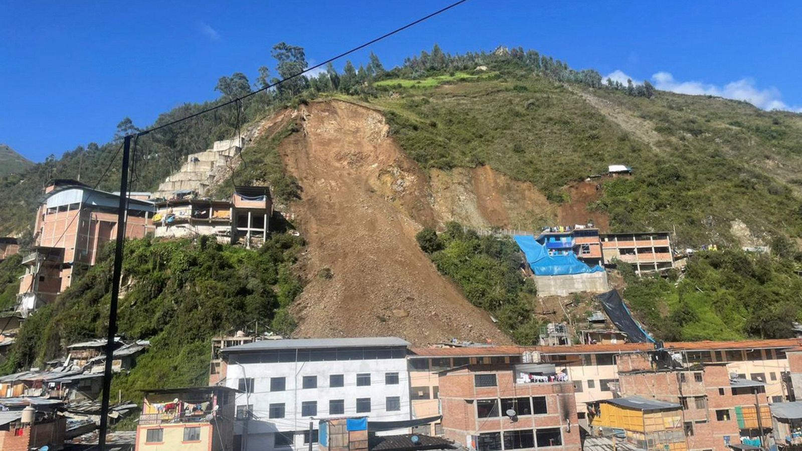 Al menos 15 personas atrapadas tras un derrumbe en Perú