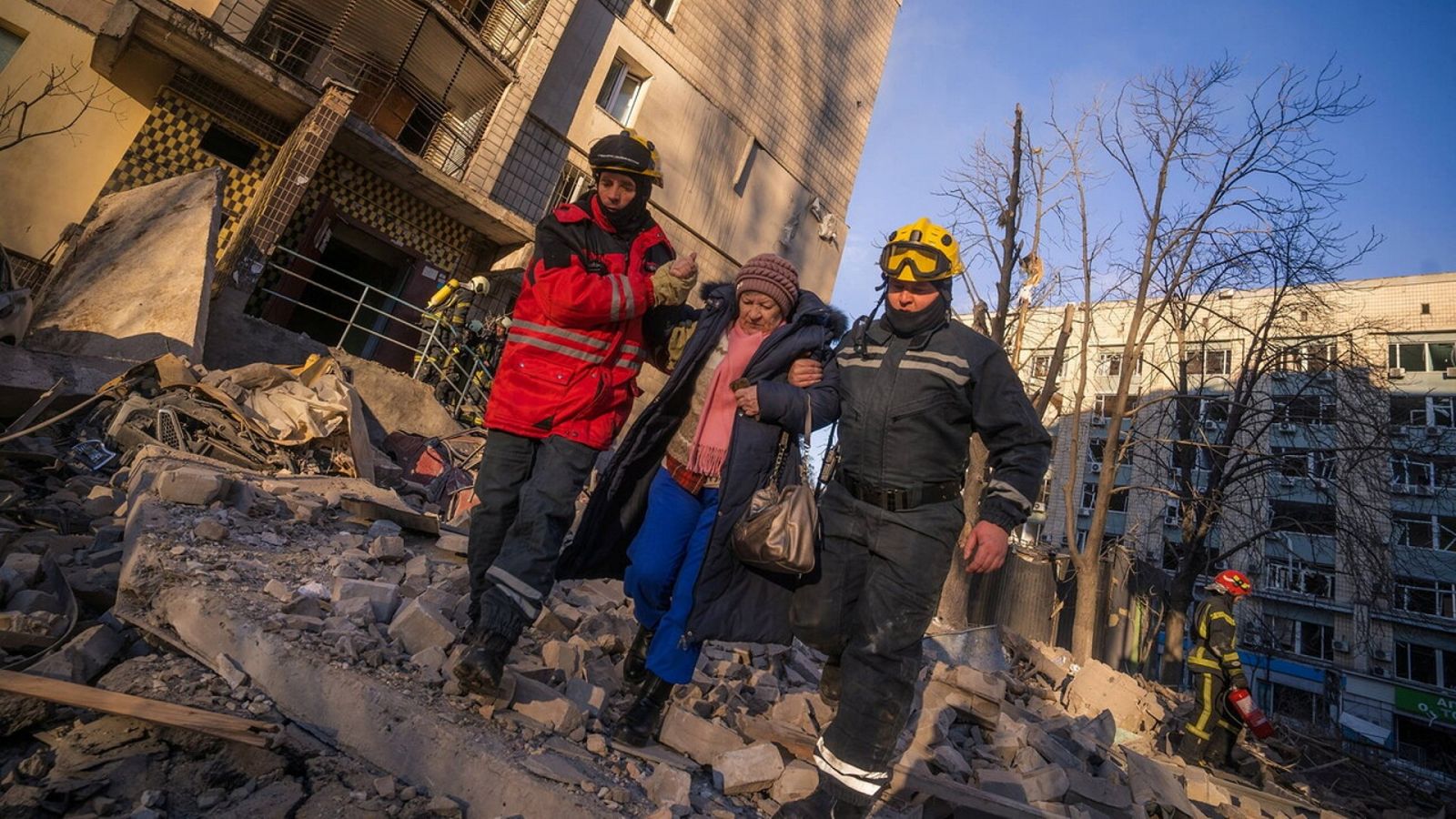 Rusia intensifica sus ataques y continúa el asedio de Kiev mientras las conversaciones avanzan - Ver ahora