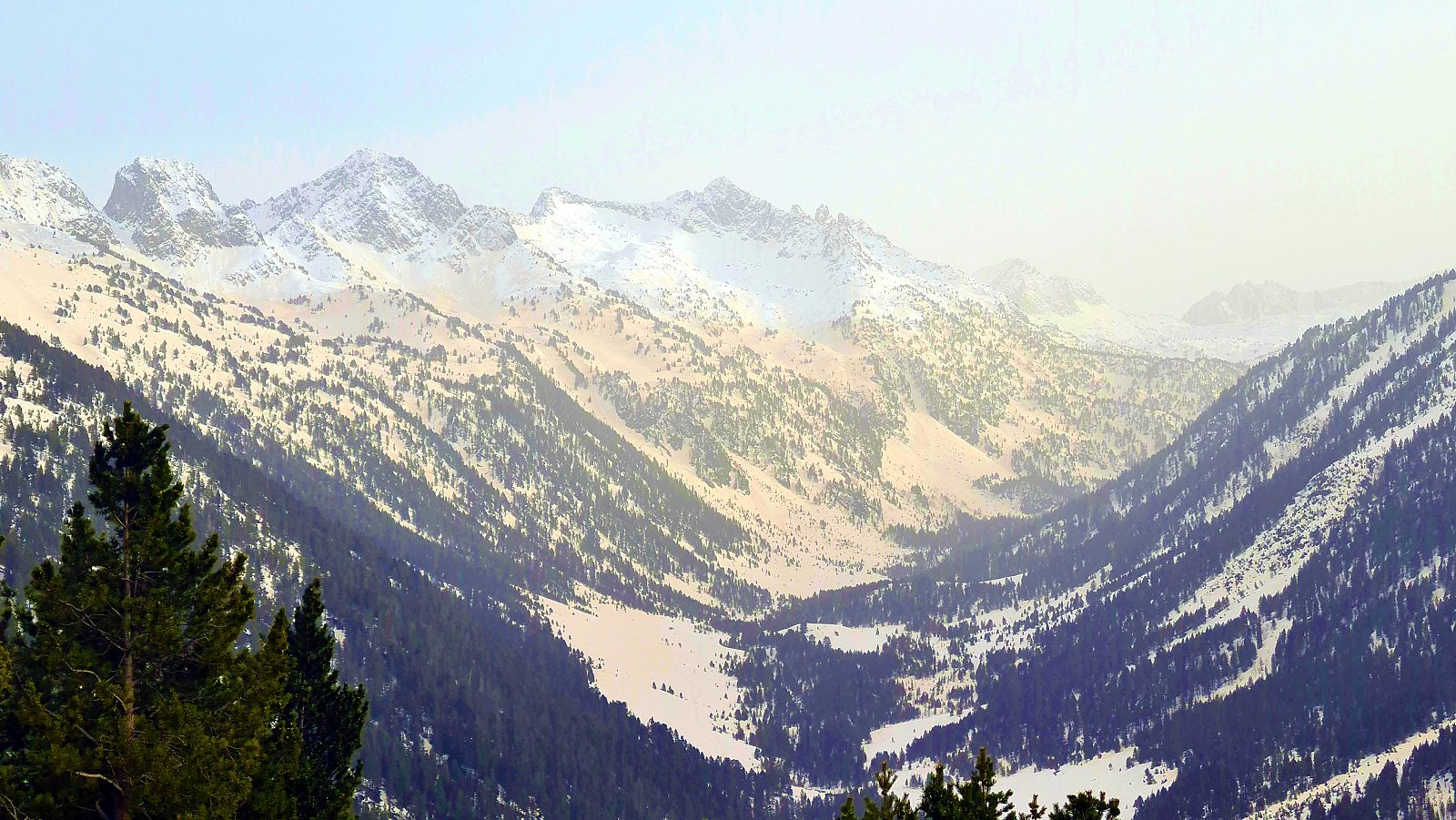 Neu marró al Pirineu i a la resta sense veure el cel terrós