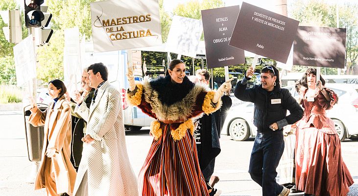 El desfile callejero de Maestros de la Costura