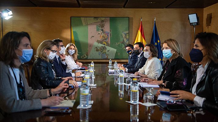 Telediario 1 - El Gobierno se compromete a bajar la luz, el gas y la gasolina el próximo 29 de marzo