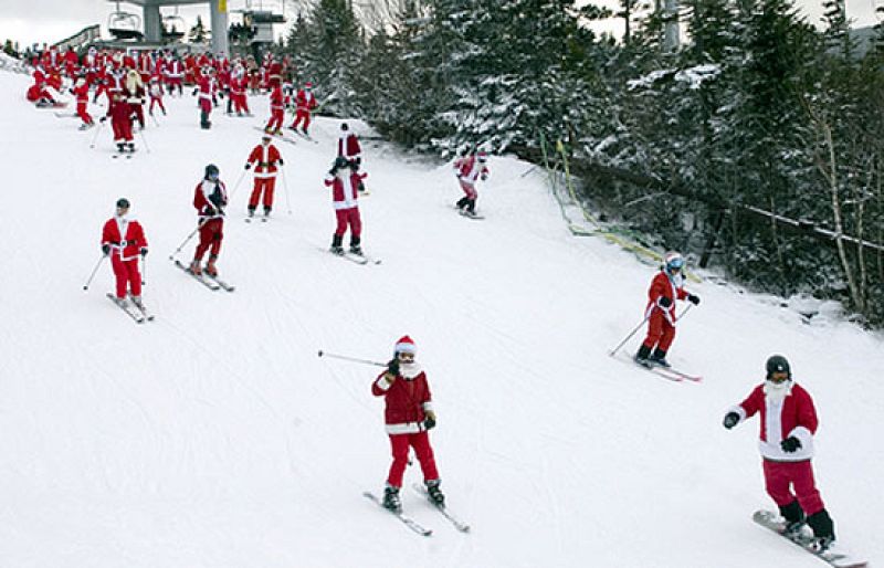 Invasión de Papá Noeles en la nieve
