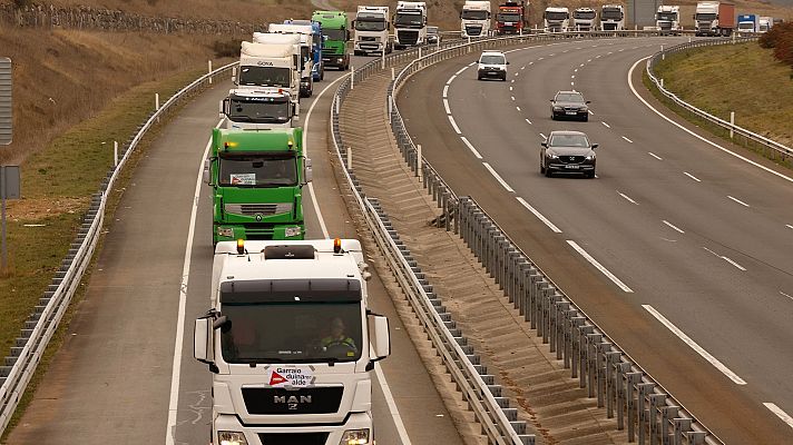 El paro indefinido de transportistas provoca problemas en la cadena de suministro