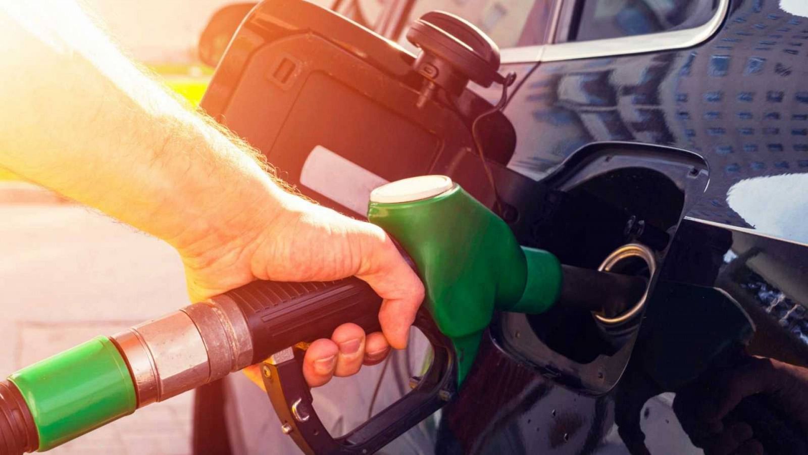¿Por qué baja el petróleo y tarda en notarse en la gasolina?