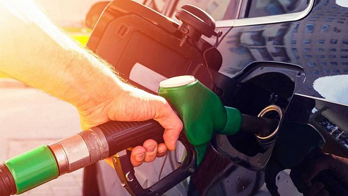 ¿Por qué cuando bajan los precios del petróleo tardamos tanto en notarlo en la gasolina?