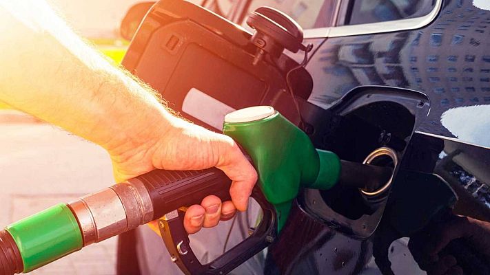 Telediario 1 - ¿Por qué cuando bajan los precios del petróleo tardamos tanto en notarlo en la gasolina?