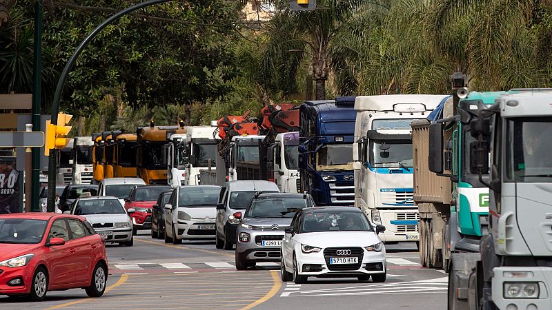 El paro indefinido de transportistas continúa y provoca problemas de suministro