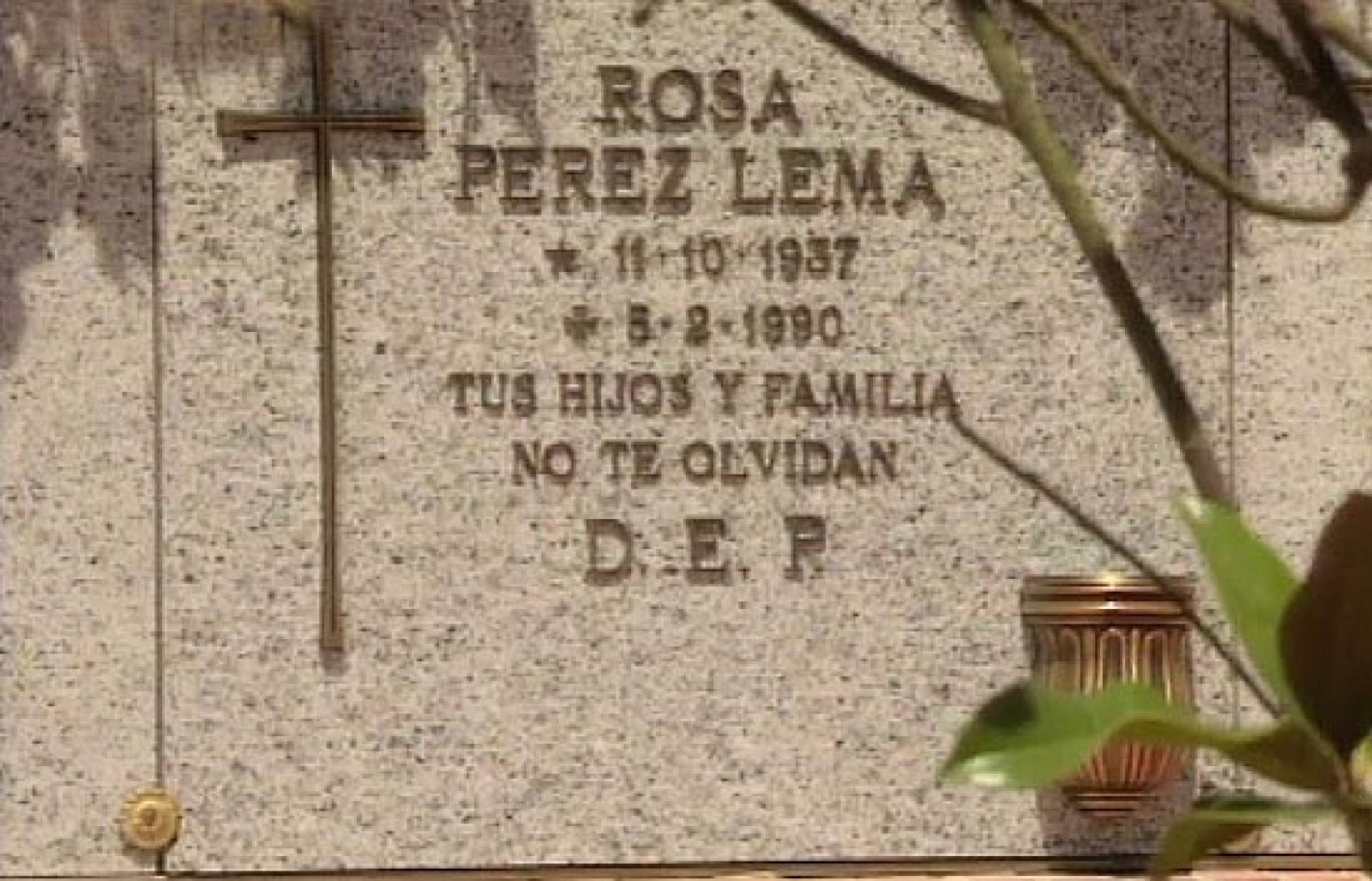 Un equipo de TVE indaga en la vida de una mendiga muerta en el metro de Madrid enterrada sin identificar. Tras una investigación que dura meses descubre la vida de Rosa Pérez Lema, con familia e hijos, que llegó a triunfar como actriz y rejoneadora. Su declive empieza tras un matrimonio que la llevó a la pobreza y a la bebida. Acaba en la calle, sola por decisión propia, con tuberculosis y alcoholizada hasta morir cayendo por las escaleras del metro Callao.