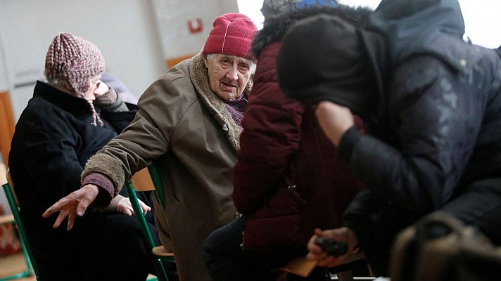 Ucrania: los más mayores dejan décadas de vida atrás
