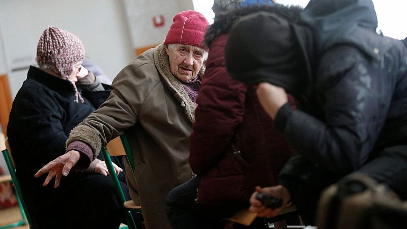 Los más mayores dejan décadas de vida atrás para huir de la guerra en Urania