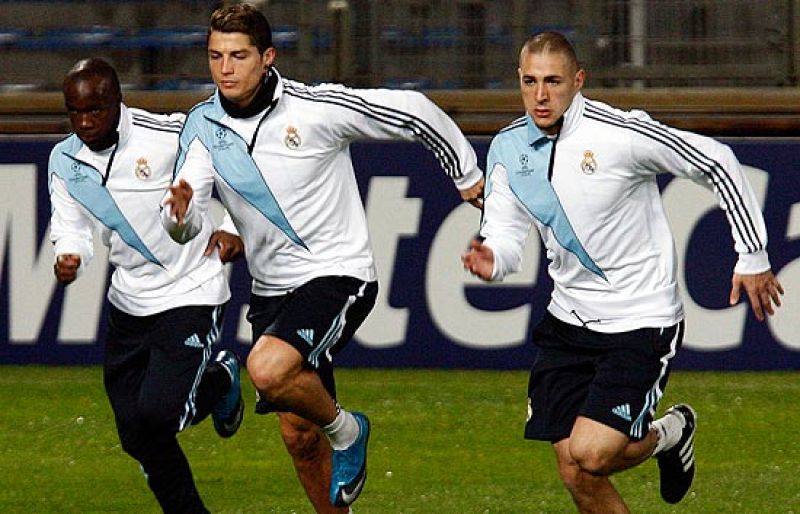 Seguidores madridistas han aprovechado el puente para acercarse a Francia y ayudar con su apoyo a que el Real Madrid se asegure la primera plaza del grupo.