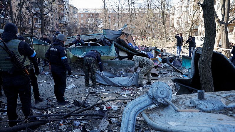 Un muerto en un bombardeo de viviendas en Kiev - Ver ahora