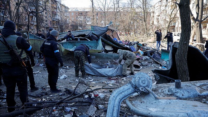 Un muerto en un bombardeo de viviendas en Kiev - Ver ahora