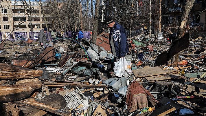 Las bombas impactan sobre la ciudad de Kiev y destruyen una guardería y una escuela