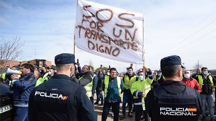 Telediario 1 - Quinto día de paro en el transporte: problemas de suministros y miles de agentes desplegados