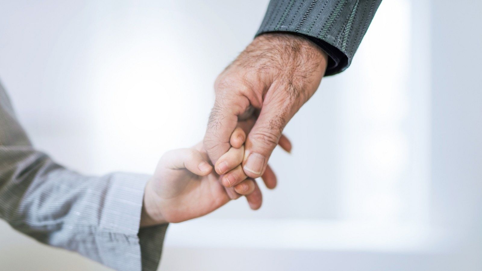 Siete años de burocracia para invertir los apellidos de un niño cuyo padre asesinó a su madre