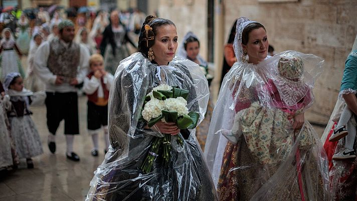 Valencia se prepara para la Nit del Foc a pesar de la lluvia y el viento