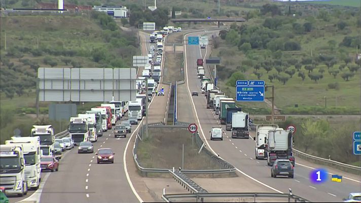 Noticias de Extremadura - Más de 300 camiones circulan a marcha lenta en señal de protesta