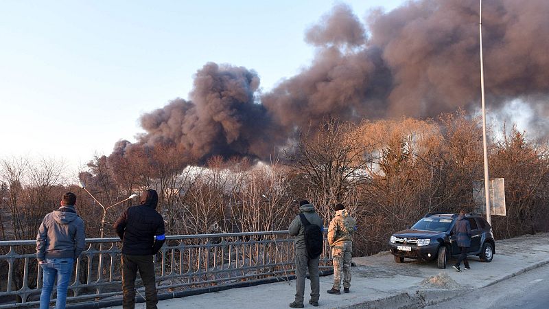 Rusia bombardea por primera vez Leópolis, en el oeste de Ucrania, y combate calle por calle en Mariúpol