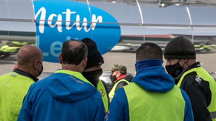Telediario 2 - Se normaliza la recogida de leche en granjas, pero siguen los problemas en las fábricas de piensos