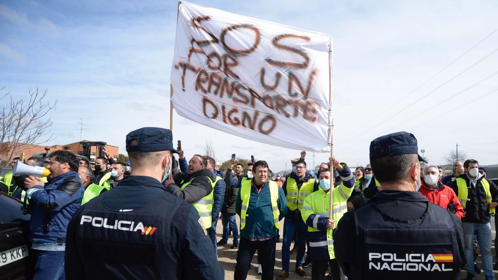 El Gobierno califica de política la huelga de transportistas