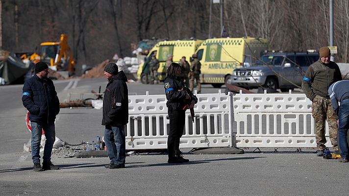 Los universitarios ucranianos construyen barricadas para frenar a las tropas rusas