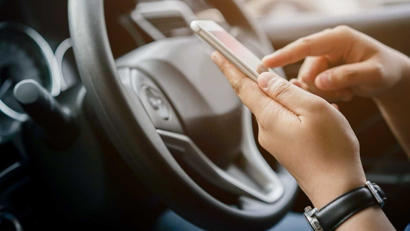 Ley de Tráfico: Usar el móvil o lanzar objetos a la vía ahora restará seis puntos