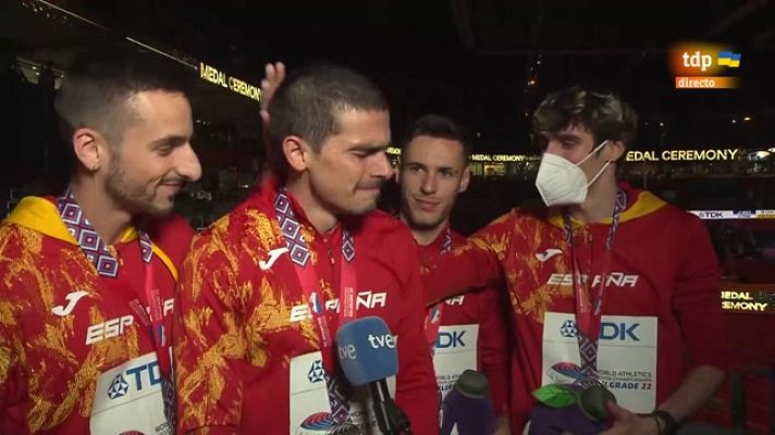 Atletismo - Bruno Hortelano no puede contener la emoción tras ganar la plata miundialista en el relevo 4x400m