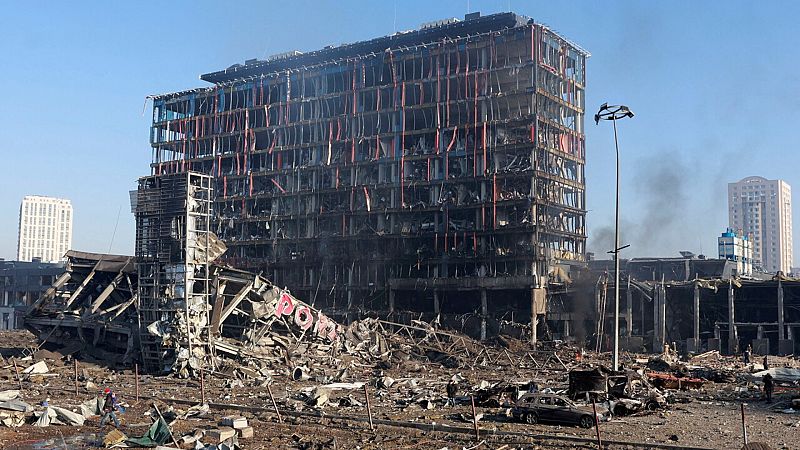 Mueren ocho personas en el bombardeo de un centro comercial en Kiev - Ver ahora