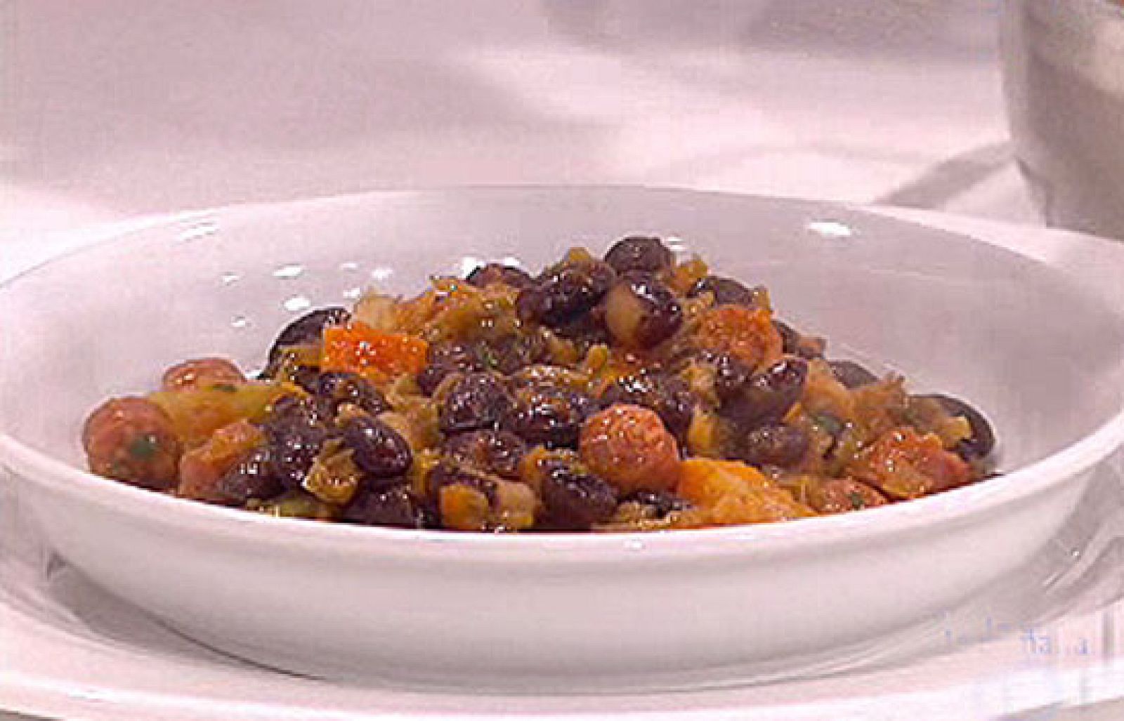 Saber cocinar - Alubias con chistorra y calabaza - RTVE Cocina | Ver