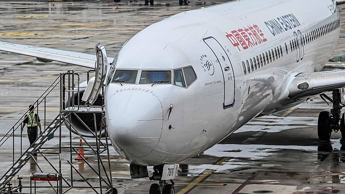Telediario 1 - Un avión con 132 personas a bordo se estrella en China
