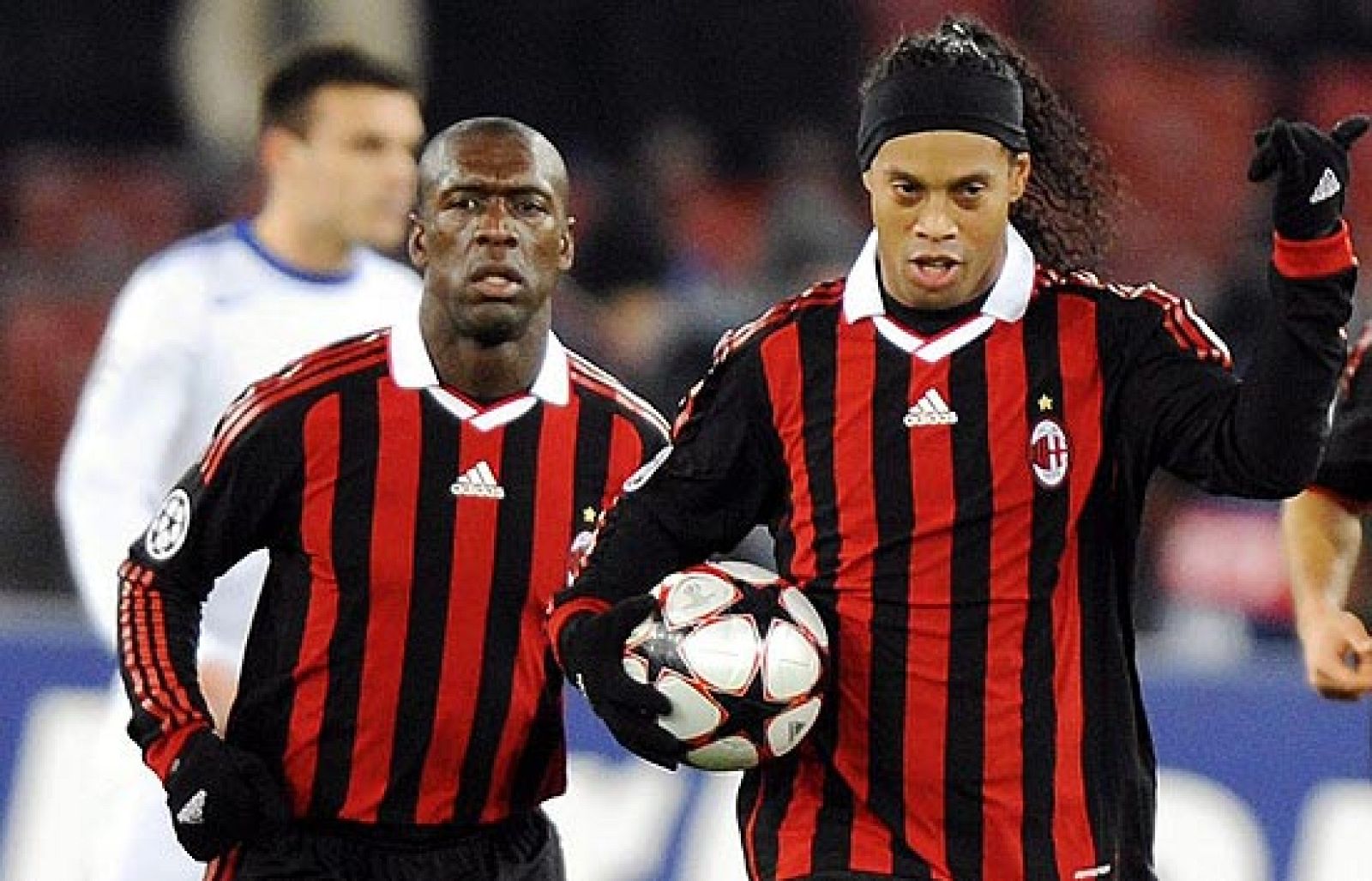 El Milan ha logrado clasificarse como segundo de su grupo gracias al Real Madrid. La victoria de los blancos sobre el Olympique hacía que los italianos estuvieran en octavos.Los 'rossoneri' empataron gracias a un gol de Ronaldinho de penalti.