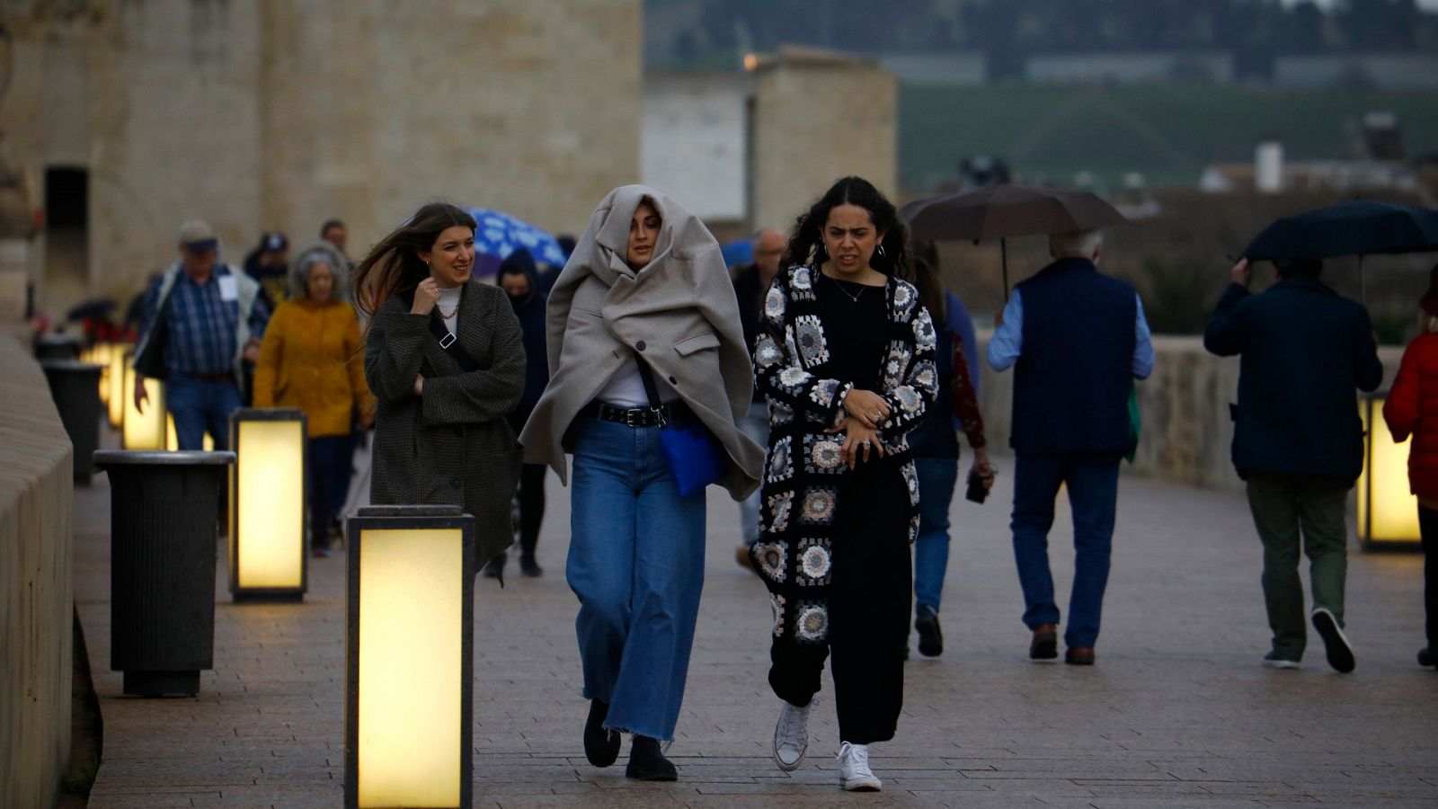 Cielo nuboso o cubierto con precipitaciones casi generalizadas