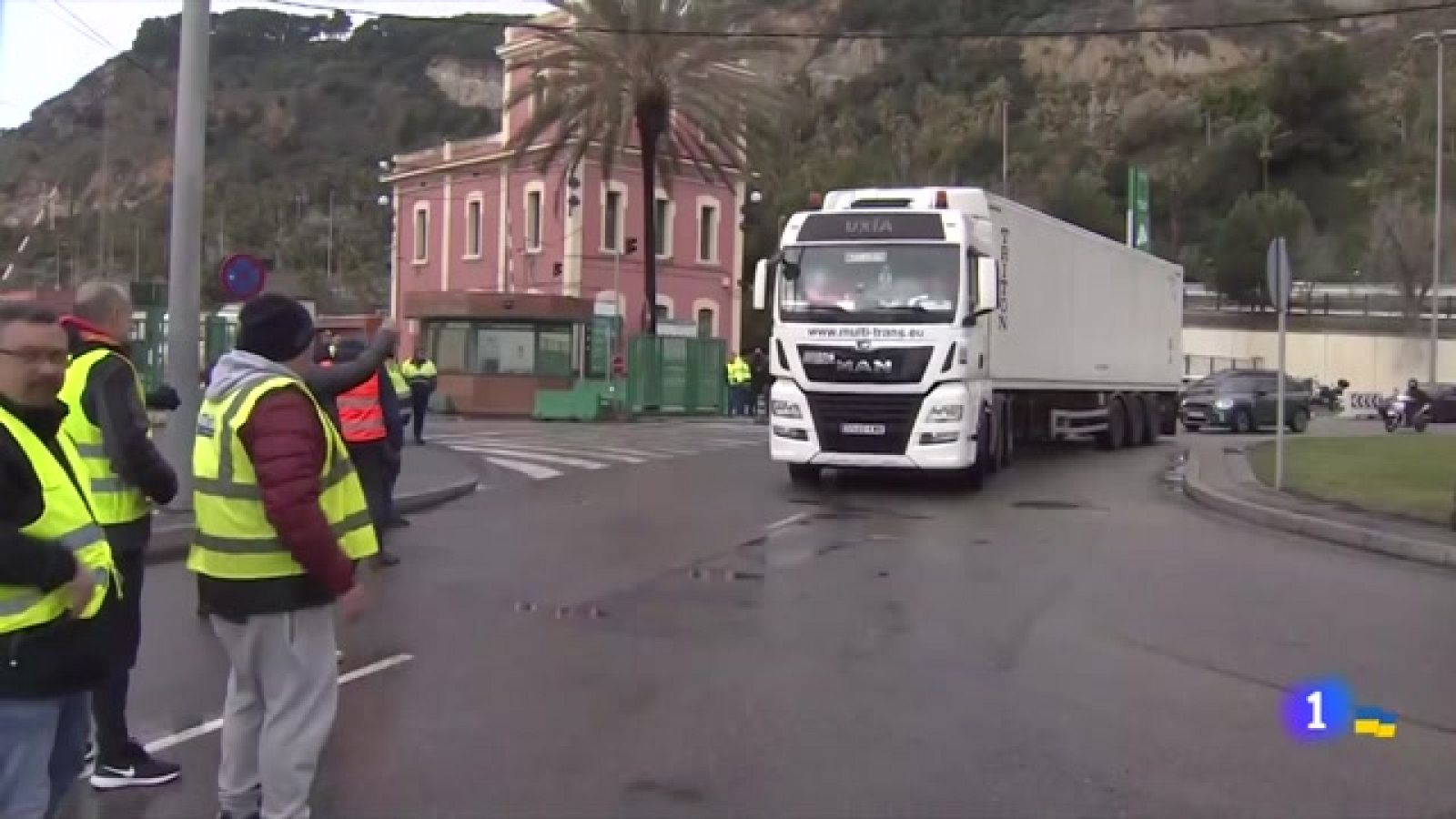 Els piquets dels transportistes impedeixen el pas de camions al port de Barcelona
