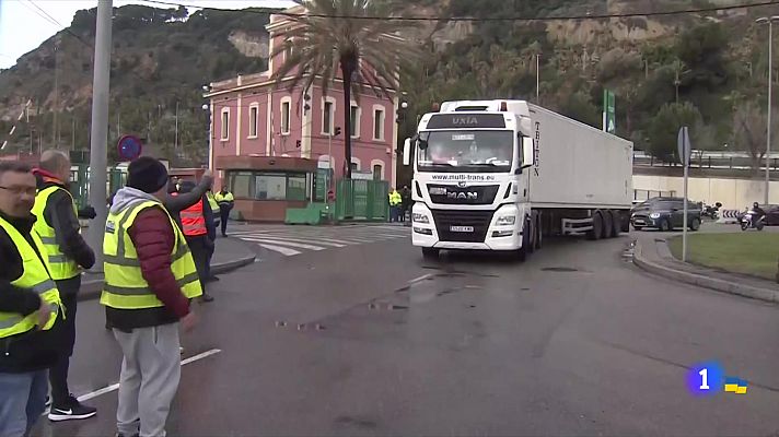 L'Informatiu - Els piquets dels transportistes impedeixen el pas de camions al port de Barcelona