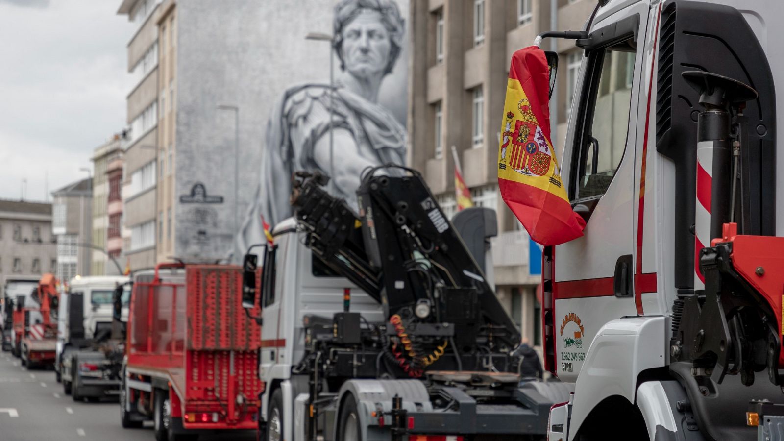 La huelga de transportistas sigue ganando apoyos y pone contra las cuerdas la actividad de la industria alimentaria