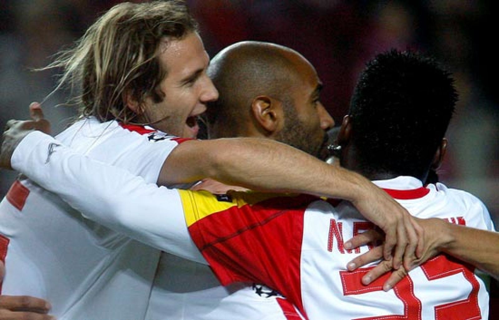 Un gol de penalty de Kanouté basta para conseguir la victoria ante el Glasgow Rangers (1-0) y pasar a octavos como líderes de grupo. 