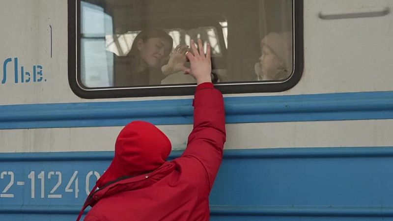 28 días de guerra en Ucrania: A un día de que se cumpla un mes conflicto, sigue el acoso a Mariúpol - Ver ahora