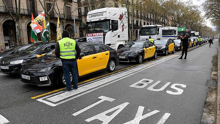 Taxistas se unen a los paros de transportistas en Barcelona