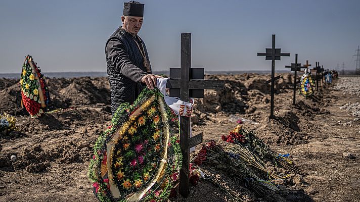Telediario 2 - Un cementerio de Dnipro entierra a los militares muertos