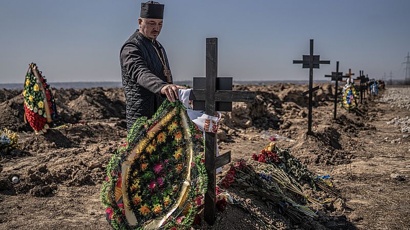 Un cementerio de Dnipro entierra a los militares muertos