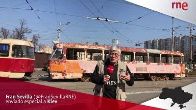 Kiev: viejos camiones y tranvías para frenar el avance ruso