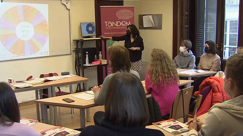 Clases de español para los ucranianos: "El idioma es lo más importante para poder trabajar"