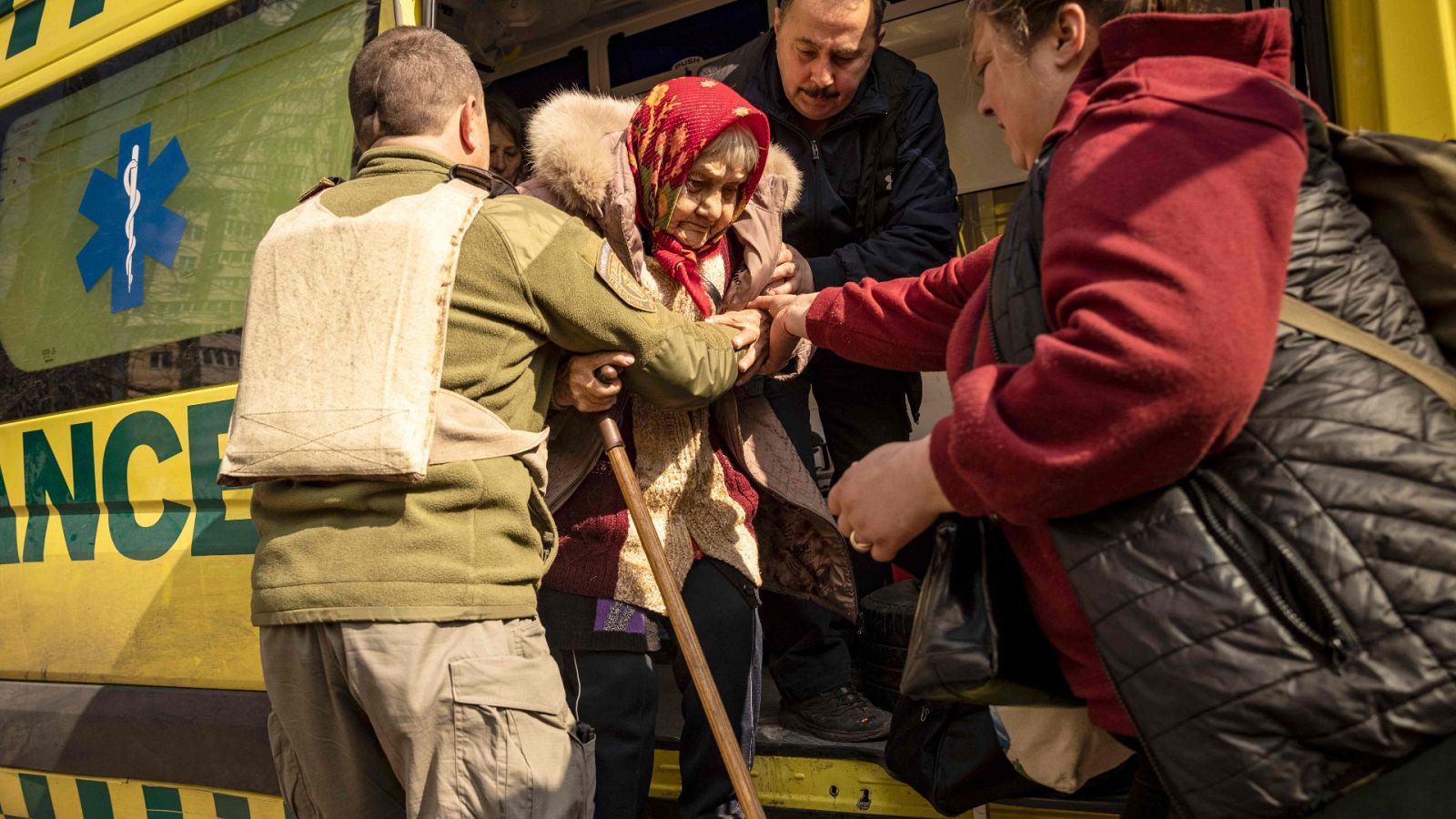 Ancianos y cuidadores, los grandes olvidados en la guerra en Ucrania | Ver