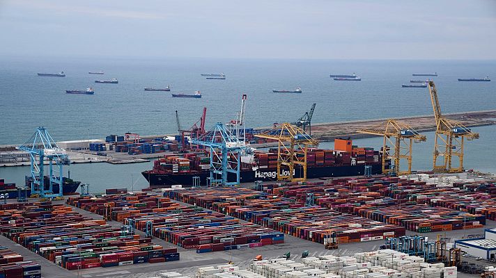 El paro de los transportistas afecta a los puertos que no pueden distribuir los contenedores