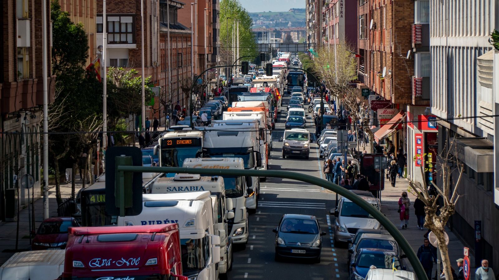 Gobierno y transportistas acuerdan una rebaja de 20 céntimos por litro